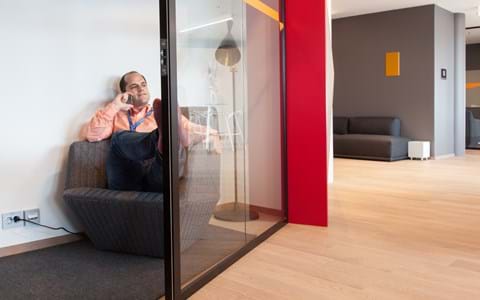 lille kontor med filt på gulvet